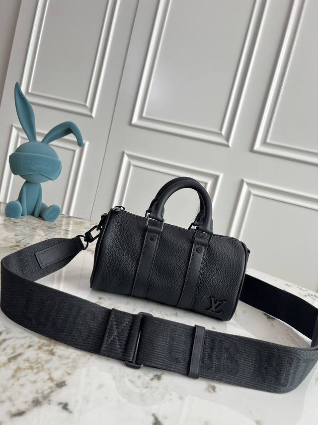 Top-grade original M80950 This bag embodies the classic silhouette of the Keepa