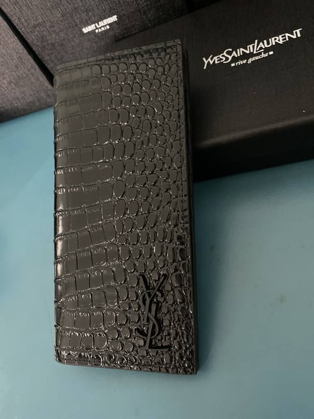Saint Laurent Item No.: 066 6 Dimensions: 18 cm x 12 cm x 2.5 cm The all-time c