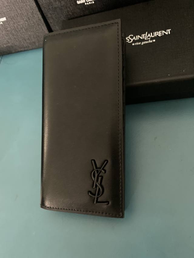 Saint Laurent Item No.: 066 6 Dimensions: 18 cm x 12 cm x 2.5 cm The all-time c