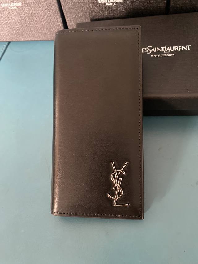 Saint Laurent Item No.: 066 6 Dimensions: 18 cm x 12 cm x 2.5 cm The all-time c