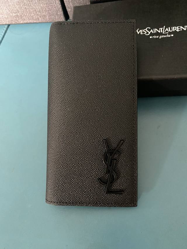 Saint Laurent Item No.: 066 6 Dimensions: 18 cm x 12 cm x 2.5 cm The all-time c