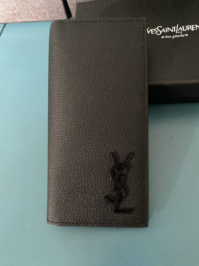 Saint Laurent Item No.: 066 6 Dimensions: 18 cm x 12 cm x 2.5 cm The all-time c