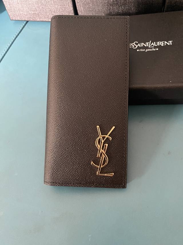 Saint Laurent Item No.: 066 6 Dimensions: 18 cm x 12 cm x 2.5 cm The all-time c