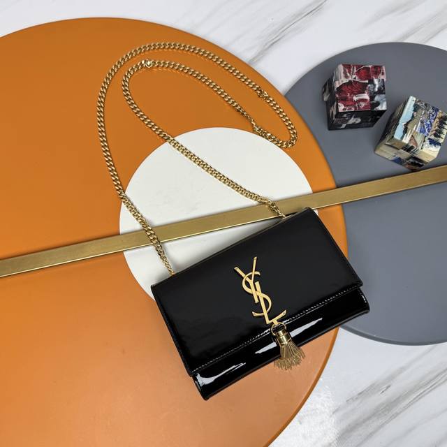 20# Patent Leather Kate: This classic and practical bag is the heart of this col