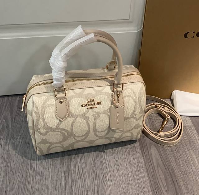Coa*H's new July product, the Cbm15 3D Logo Boston pillow bag, is exquisite and
