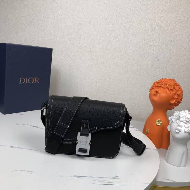 The highest version on the market, welcome to compareThis saddle messenger bag i