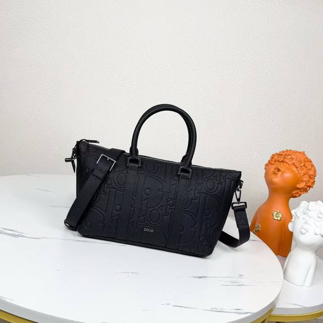 The most premium version on the market. Compare the Weekender 25 bag. Available