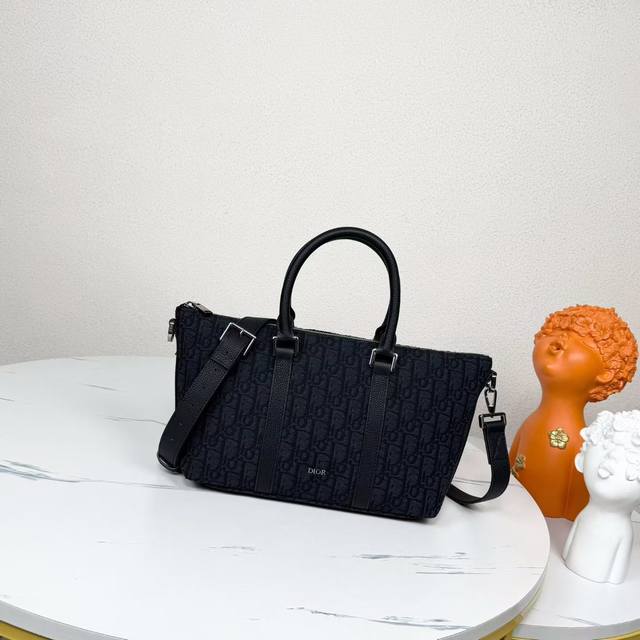 The most premium version on the market. Compare this Weekender 25 bag. Black Ob