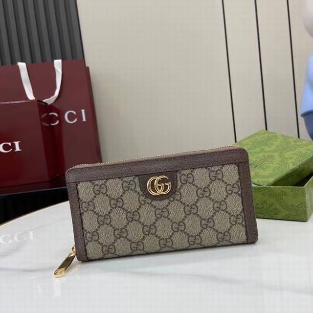 This top-of-the-line new Guccio Ophidia zipper bag embodies the enduring retro