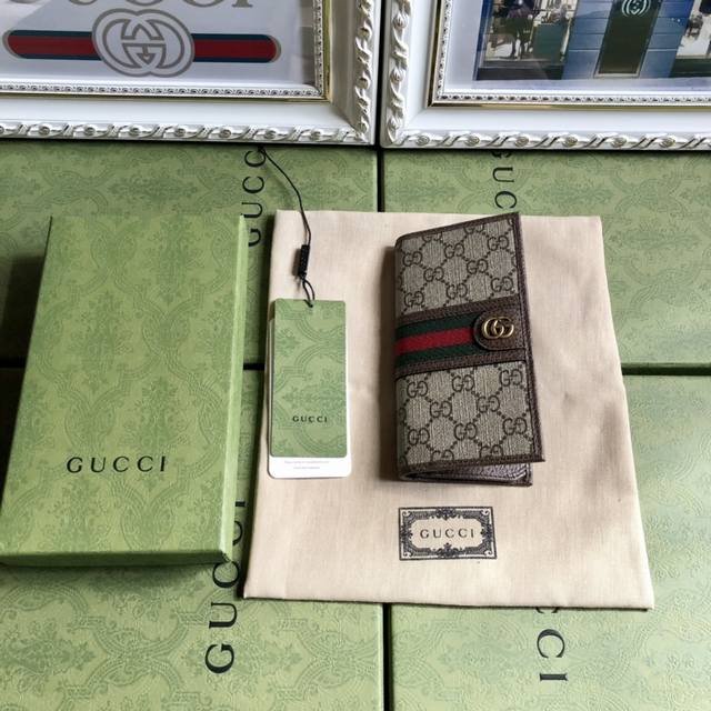 This sleek, elegant wallet features the Gg collection, accented with tonal leat