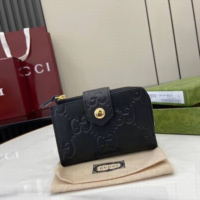 The new, premium Gucci design. The textured and lustrous classic Gg pattern add