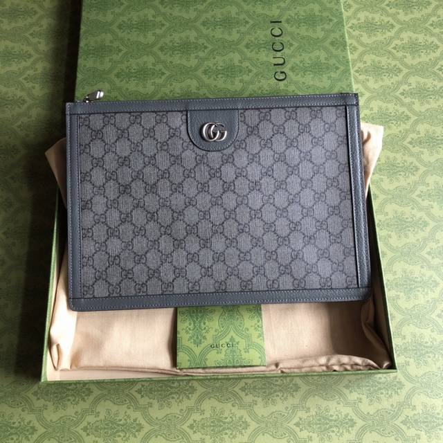 This premium, high-quality Ophidia clutch features the Gg logo, a signature patt