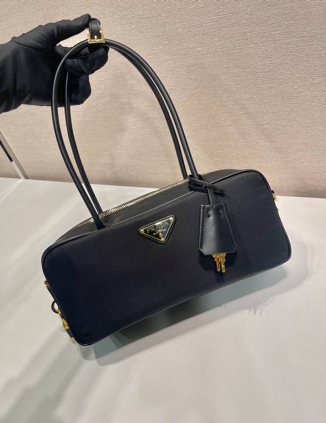 New 1Bb133 Nylon Tote Bag. This Tessuto Tocker handbag features a crisp yet com
