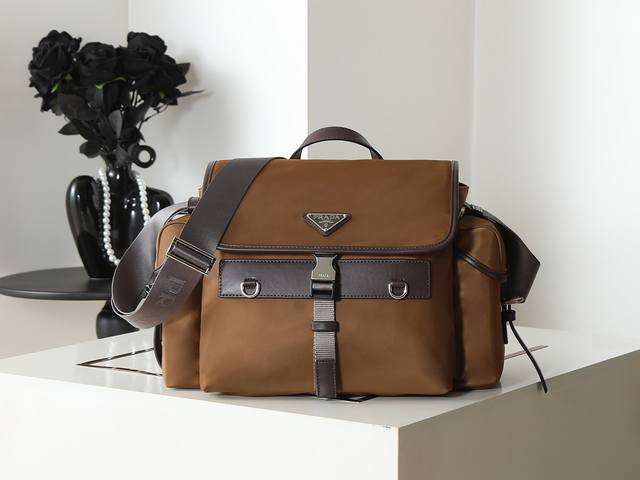 New Arrival Package 2Vd081 This Explore bag perfectly blends elegance and funct
