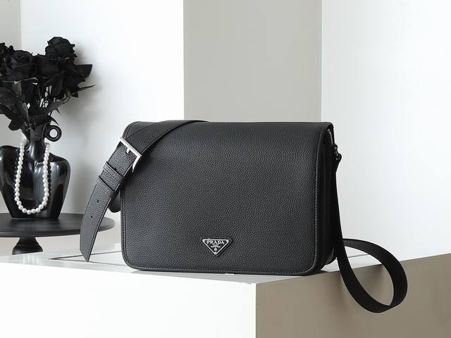 New messenger bag 2Vd074 Large This sophisticated and versatile shoulder bag fe
