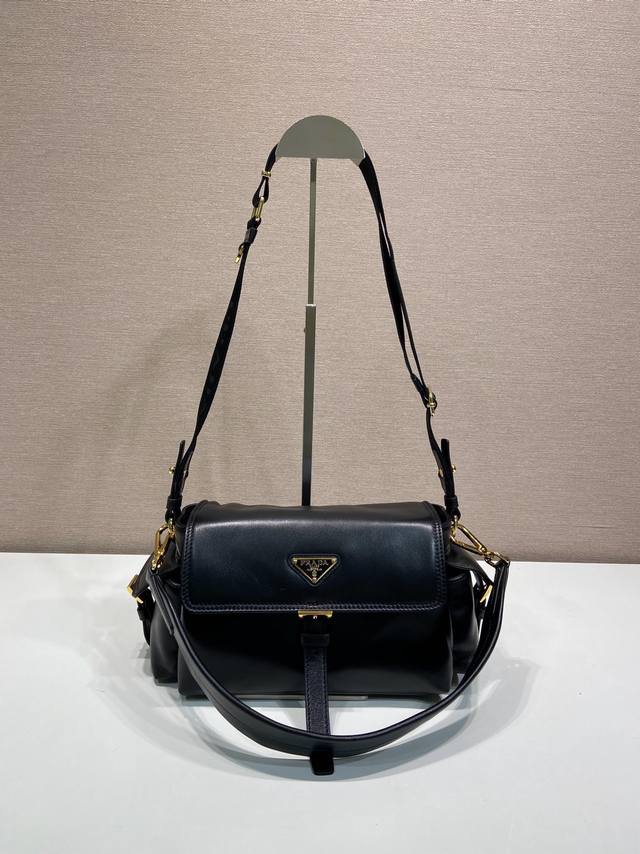 New Messenger Bag 1Bd394 Lambskin This handbag perfectly blends sophistication
