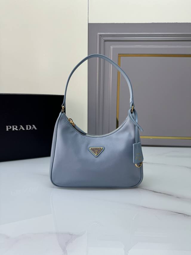 Leather shoulder strap and gold hardware. Original quality Hobo 1Ne204 moon-sha