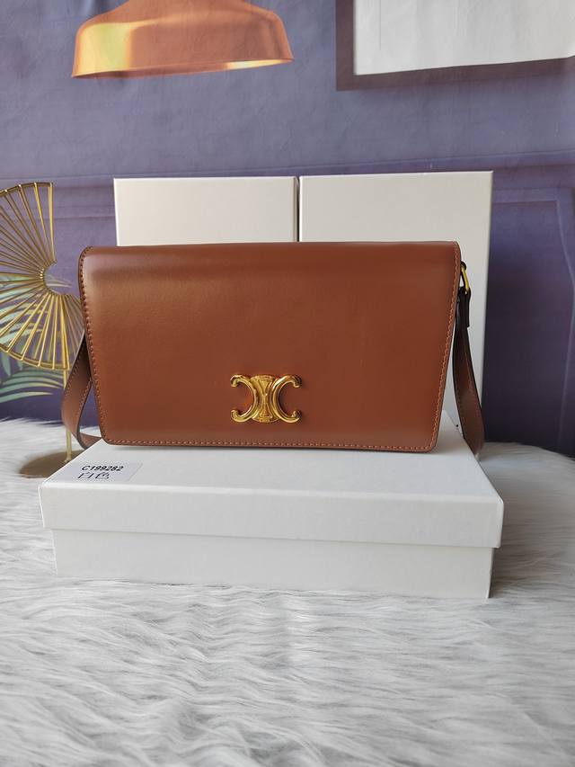 Model No. 199282 Caramel color, Trapeze Triomphe shiny cowhide handbag, shoulde