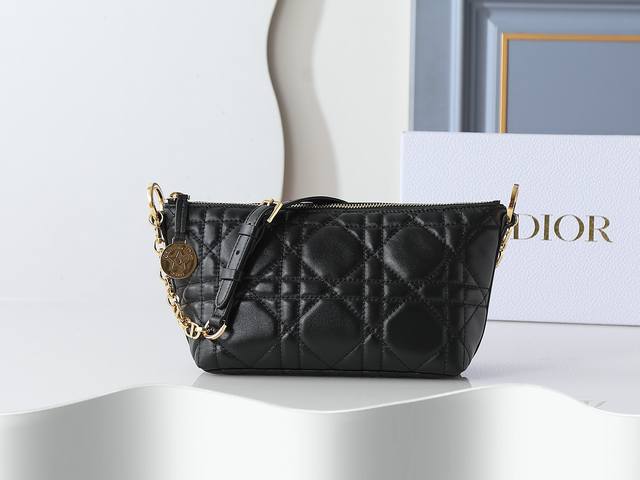 Model No. 3202 Black sheepskin Diorstar Hobo chain handbag, zipper closure, int