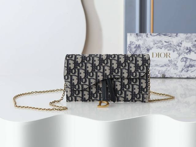 Style No. 5614 This saddle chain handbag is made of black Oblique printed fabri