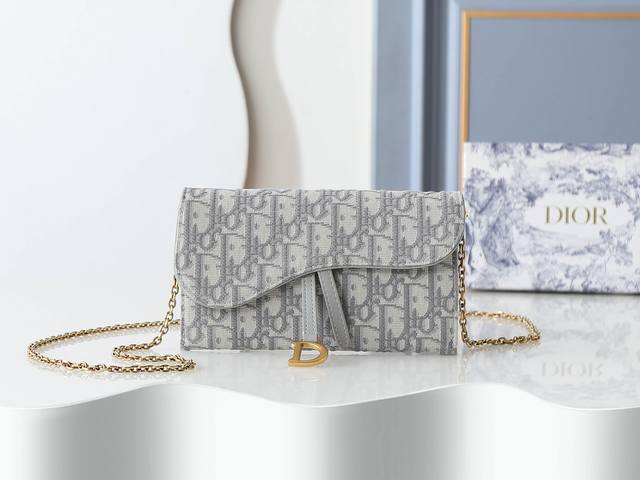 Style No. 5614 This saddle chain handbag is made of gray Oblique printed fabric