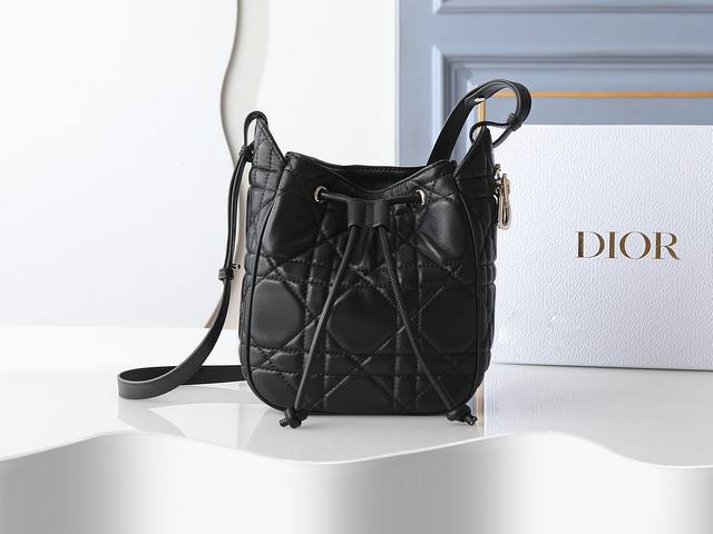 Model No. 2851 Small D-Motion Handbag in Black Sheepskin, stylish and practical