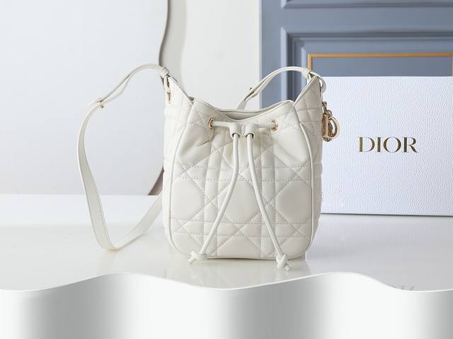Model 2851 Small D-Motion Handbag in White Sheepskin, stylish and practical buc