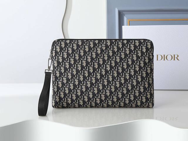 Style No. 421 Beige printed fabric This A4 zipper clutch is launched by Dior. T