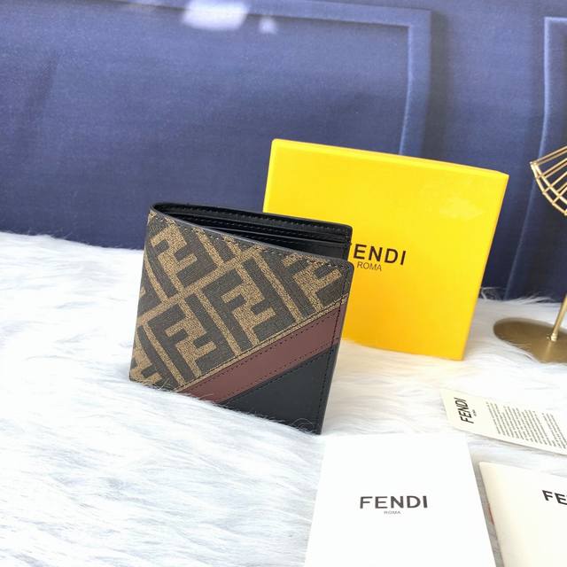 F7Mo169 Men's wallet with eight internal card slots and two check compartments,