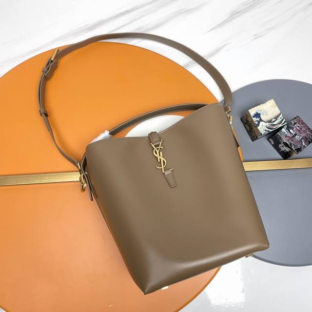 New Le 5A7 Series Bucket Bag A new, stunning bucket bag with a top handle. This