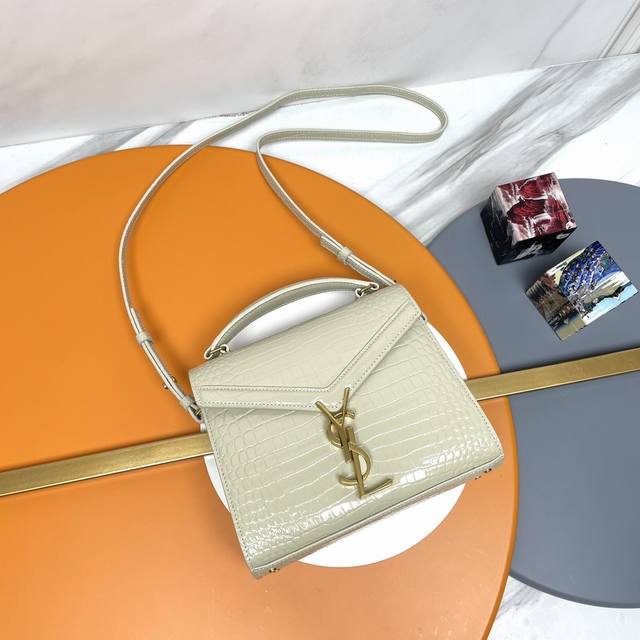 Mini 20cm crocodile-print handbag! This series's unique design features a rotat
