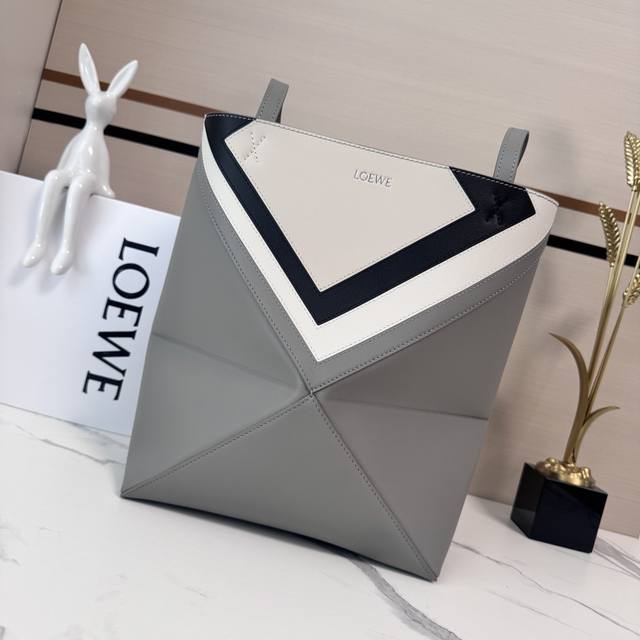 p Lw's new Puzzle Fold bag features a lightweight, geometric design that folds c