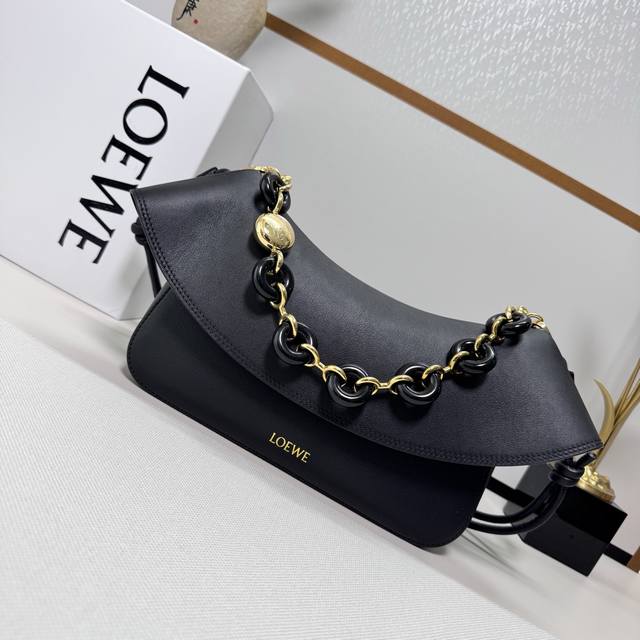 The Ola is a soft, lightweight, and versatile summer bag, featuring a curved sil
