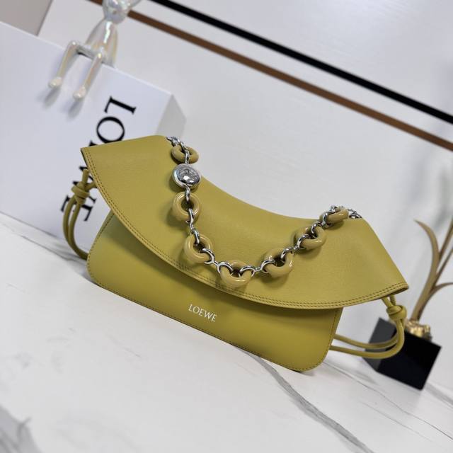 The Loeola is a soft, lightweight, and versatile summer bag, featuring a curved