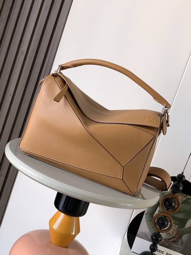 New puzzle-sized handbag. The puzzle bag is the first handbag launched by Creati