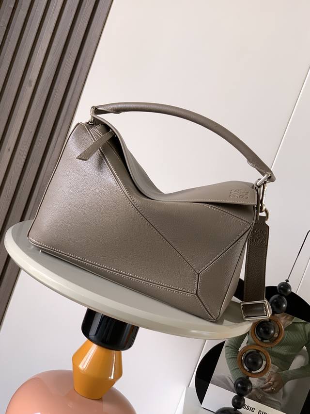 New Puzzle-Sized Handbag The Puzzle handbag is the first handbag launched by Cre