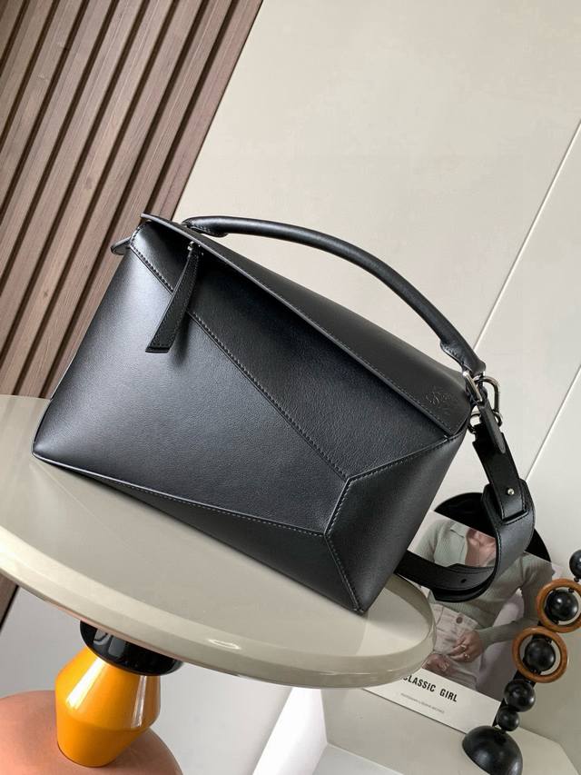 New version of the 29cm puzzle bag. Original imported cowhide leather. This pop