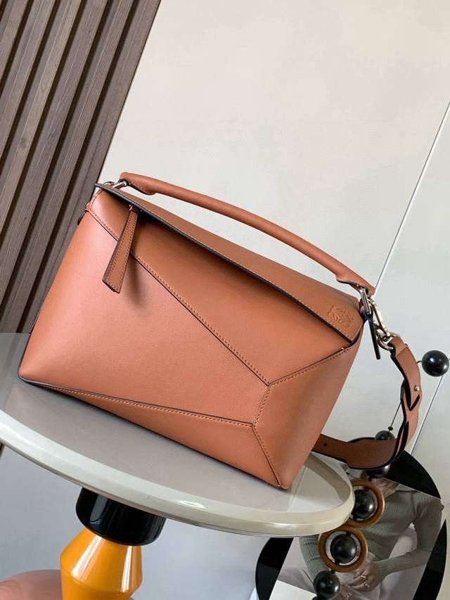 New version of the 29cm puzzle bag. Original imported cowhide leather. This pop