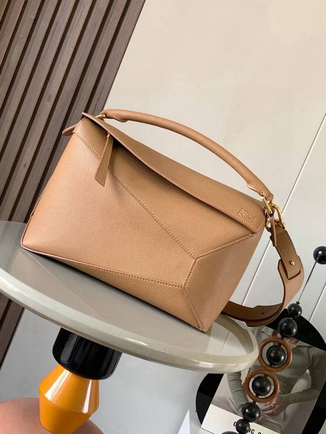 New version of the 29cm puzzle bag. Original imported cowhide leather. This pop