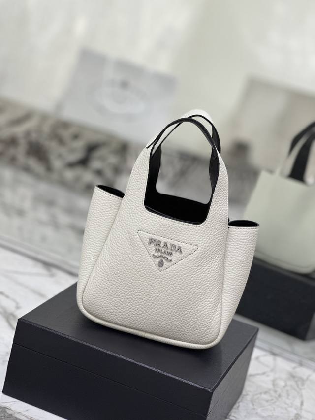 Small Vegetable Basket Bucket Bag This soft and delicate lychee-grained calfskin