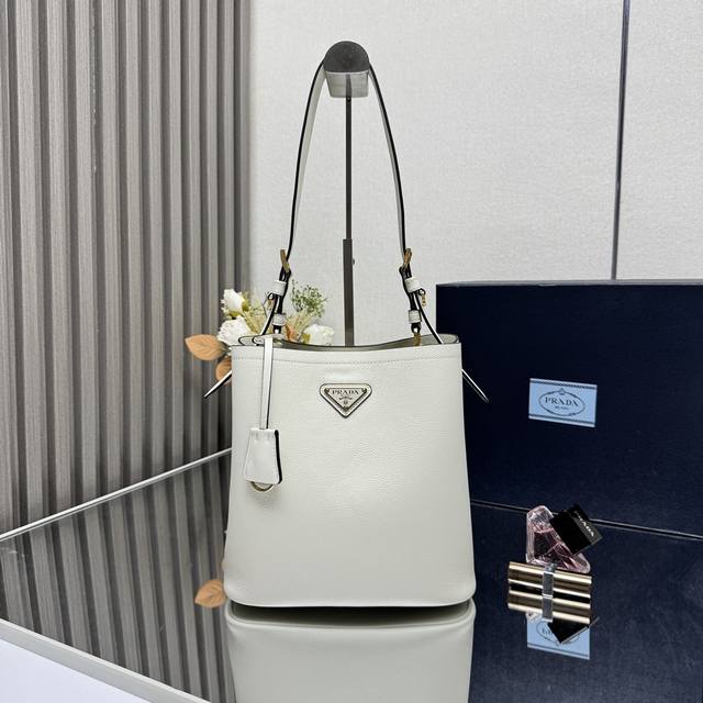 A premium, original, and newly arrived 1Be080 bucket bag. This leather handbag
