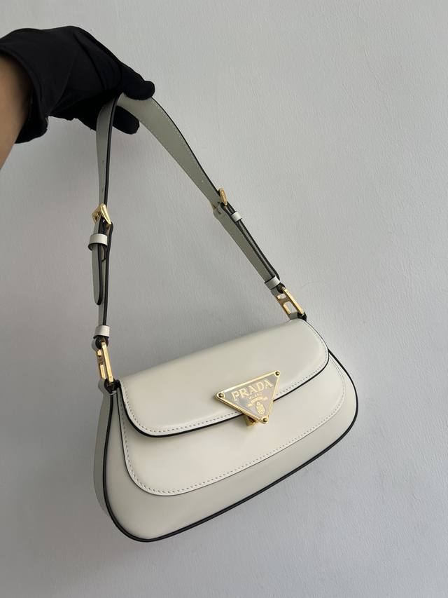 New Underarm Bag 1Bd345 The sleek, curved design lends this shoulder bag a refi