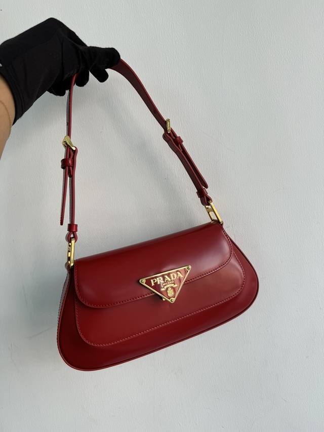 New Underarm Bag 1Bd345 The sleek, curved design lends this shoulder bag a refi