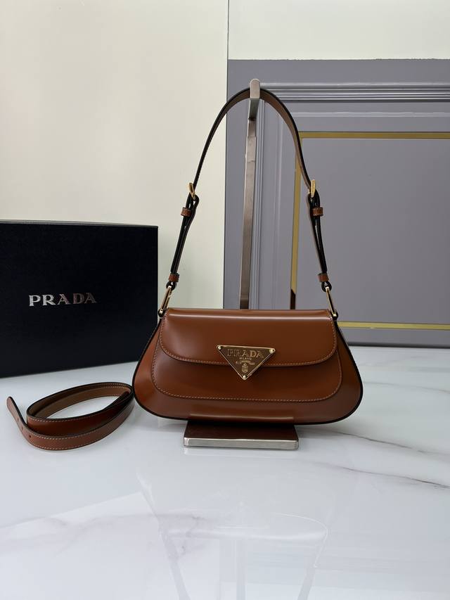 New Underarm Bag 1Bd345 The sleek, curved design lends this shoulder bag a refi