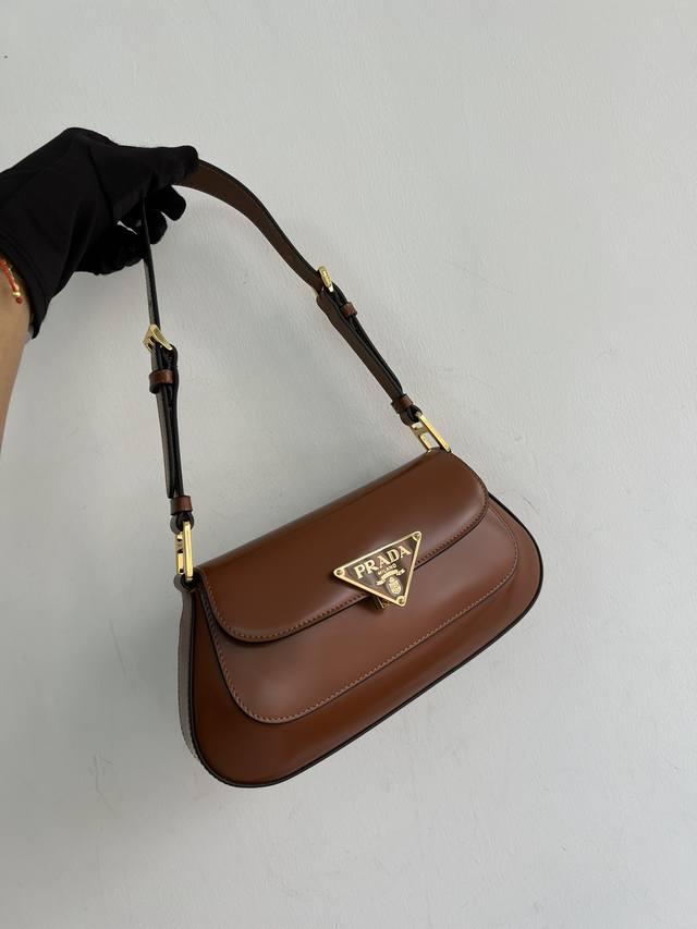 New Underarm Bag 1Bd345 The sleek, curved design lends this shoulder bag a refi