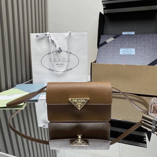 Top-quality original new handbag 1Bd386 Mini model. This mini handbag is crafte