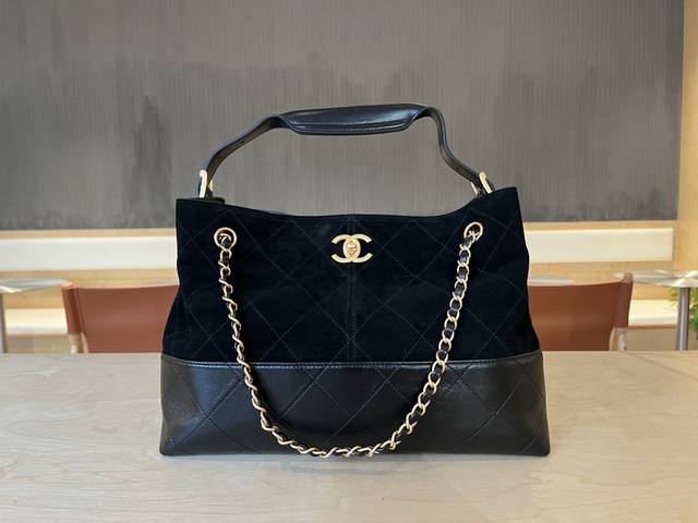 As5634 The new Chanel 25A series bag is here! This suede and leather combination