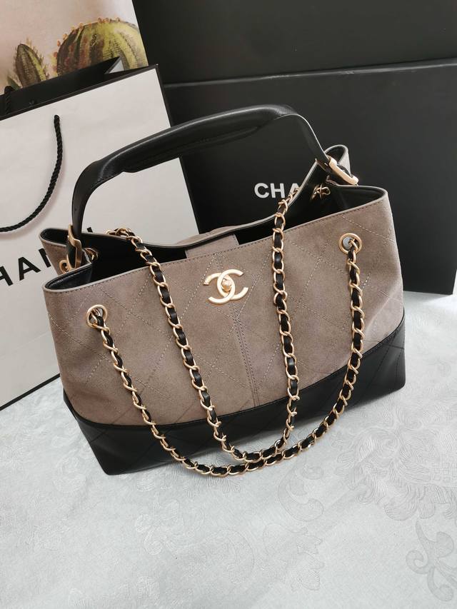 At the intersection of classic and modern, this Chanel handbag, with its exquisi