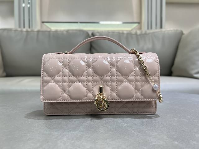 0980 Lambskin Patent Leather Blush Pink Lady Dior Pearl Clutch Bag This clutch b