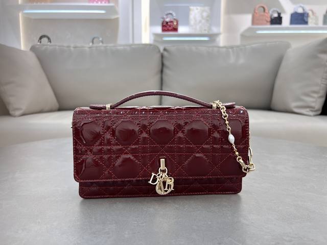 0980 Lambskin Patent Leather Burgundy Lady Dior Pearl Clutch Bag. This new seaso